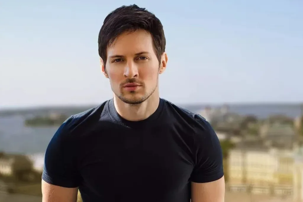 Чоловік у чорній футболці на фоні міста