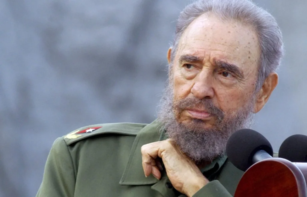 Чоловік у військовій формі говорить на мітингу