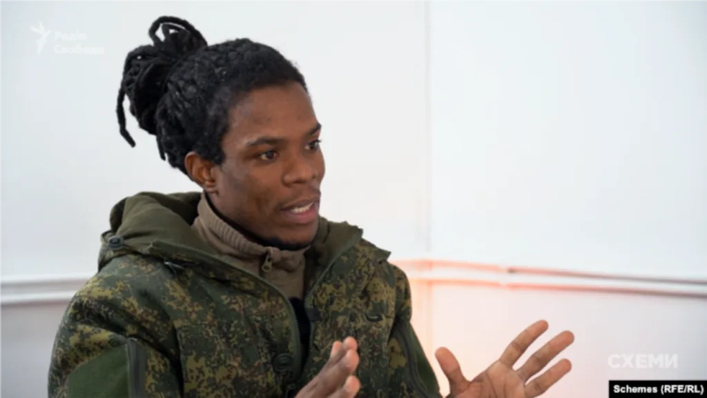 Чоловік у камуфляжі говорить під час інтерв’ю