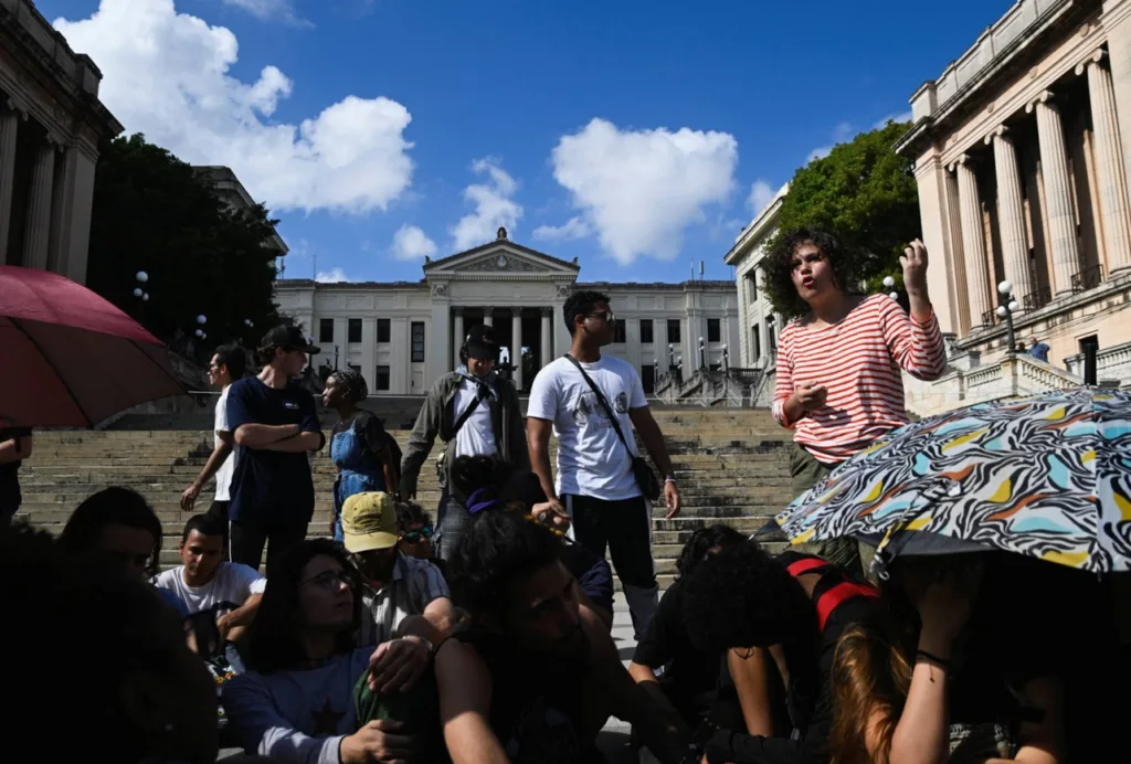 Студенти зібралися перед університетською будівлею на сходах
