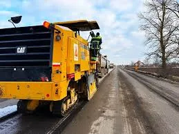 Дорожні роботи з укладання асфальту вздовж шосе