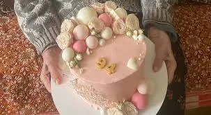 Рожевий торт з цифрою 94 та прикрасами