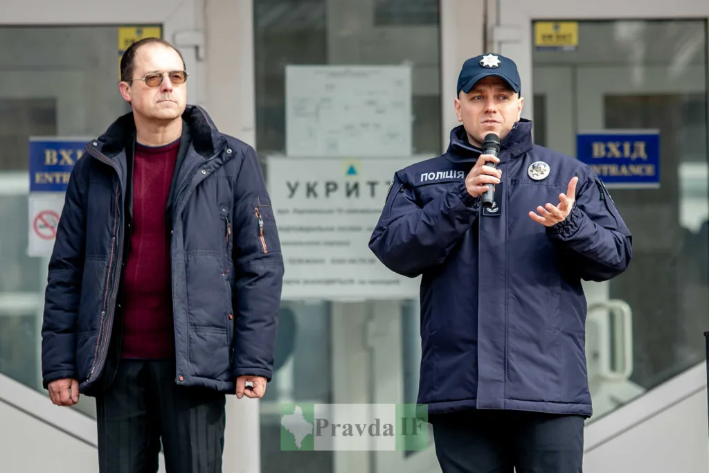 Поліцейський виступає на заході перед будівлею