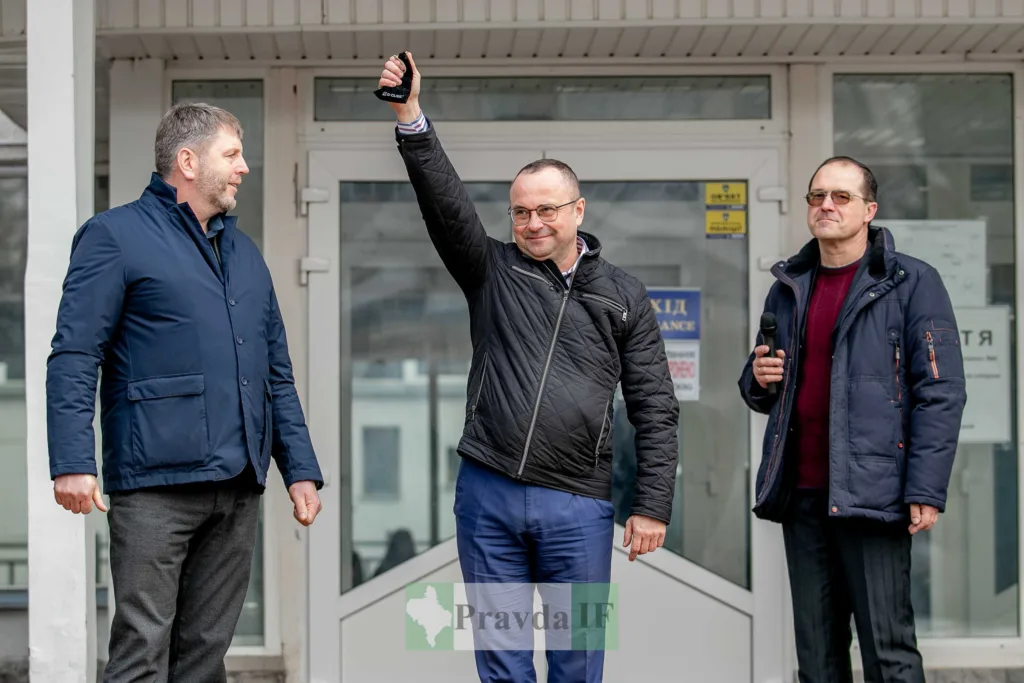 Троє чоловіків на вулиці перед будівлею