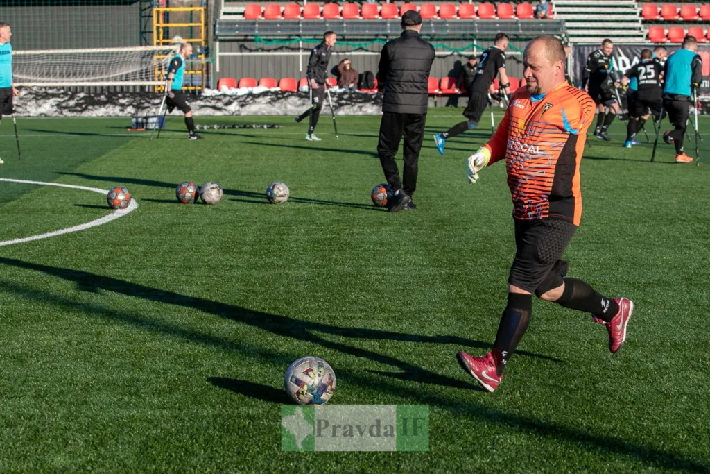 Футболісти з інвалідністю тренуються на зеленому полі