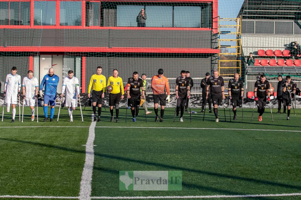 Матч ампфутболістів на футбольному полі