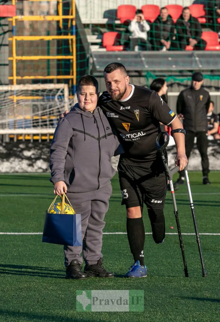 Футболіст на полі з хлопчиком і подарунком