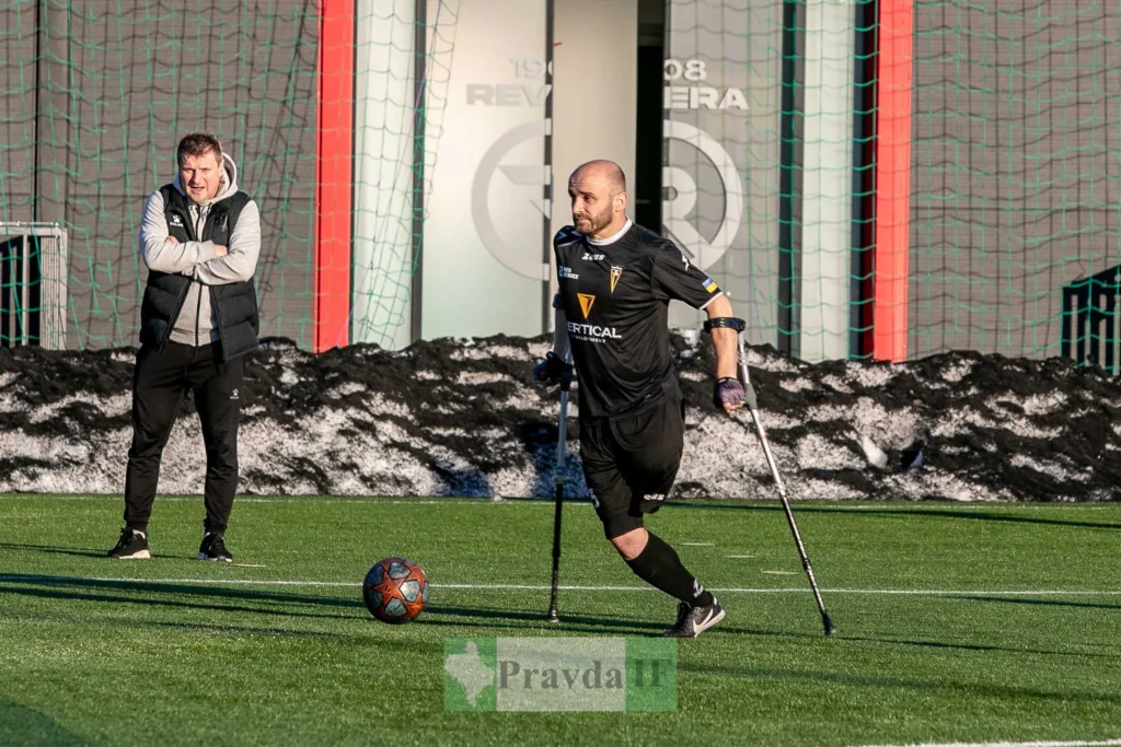 Футболіст на милицях грає на полі