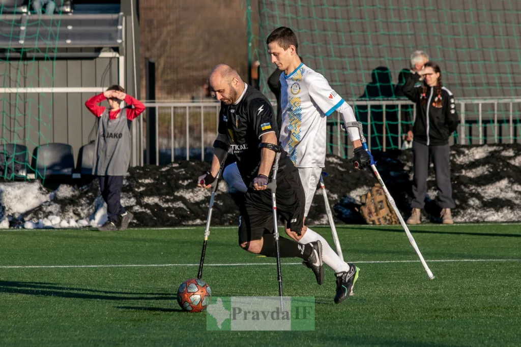 Гравці ампфутболу під час матчу на полі