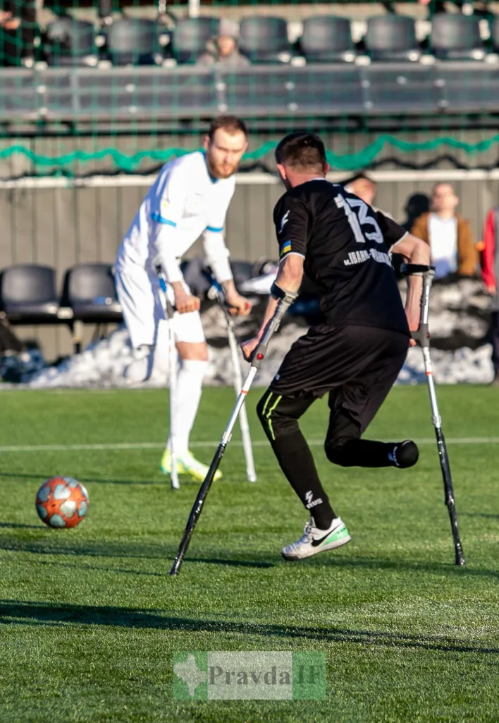 Футболісти на милицях грають у матч