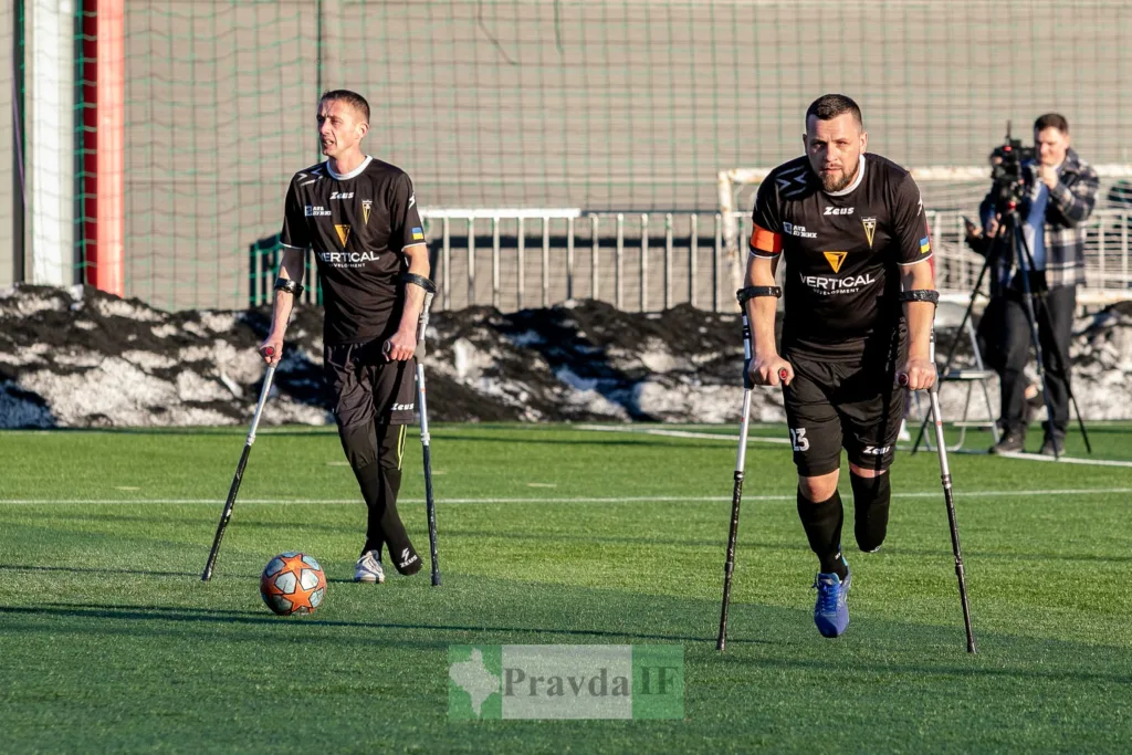 Футболісти на милицях грають на полі