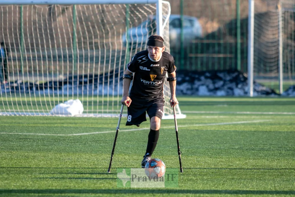 Футболіст на милицях грає на полі