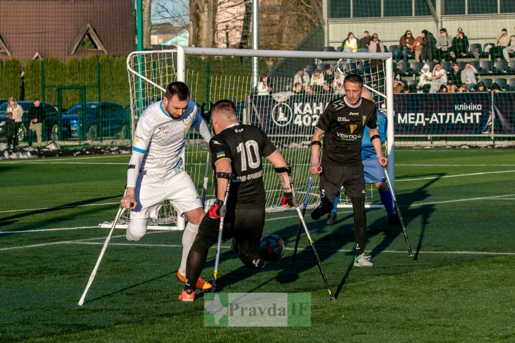 Матч ампфутболу на футбольному полі