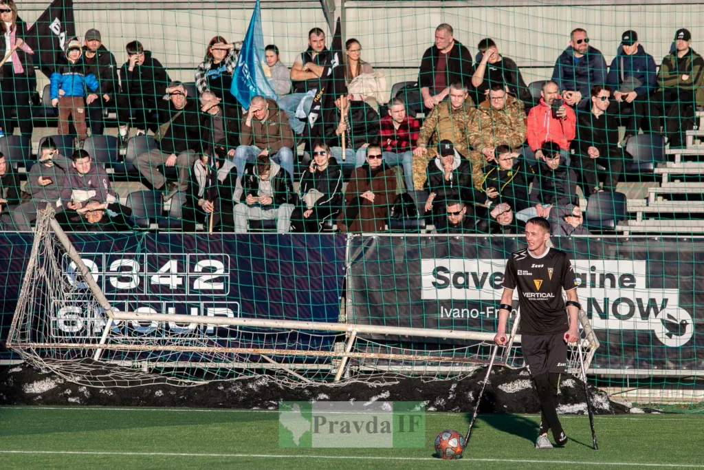 Футболіст на милицях перед воротами під час матчу