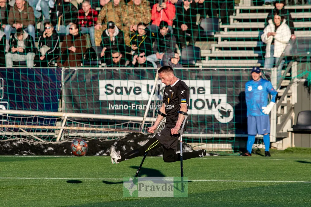 Футболіст на милицях б'є м'яч на полі