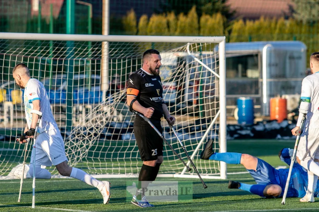 Футболісти на милицях грають біля воріт