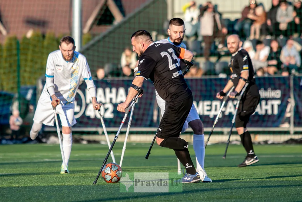 Матч ампфутболу на зеленому полі