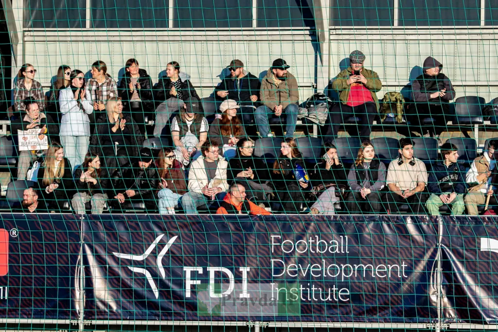 Глядачі на футбольному стадіоні під час матчу