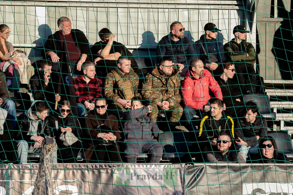 Глядачі сидять на трибуні спортивного стадіону