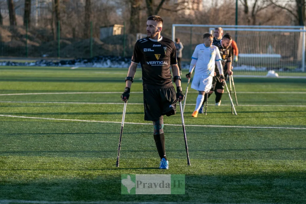 Футболісти на милицях грають на полі