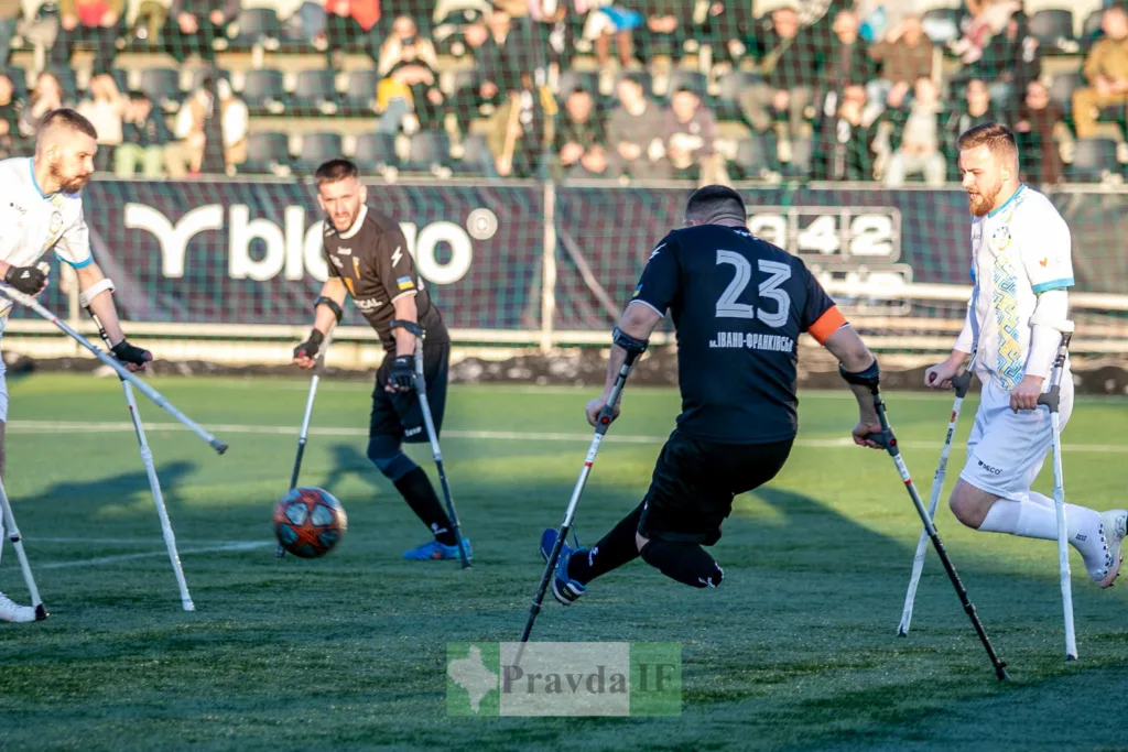 Гравці ампфутболу змагаються на футбольному полі