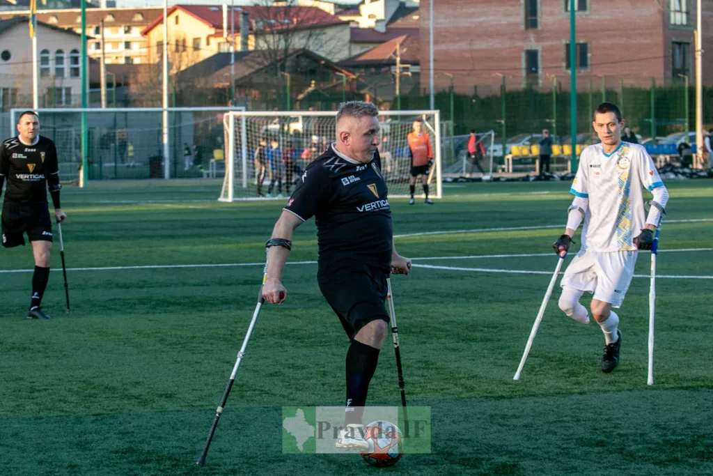 Футболісти з інвалідністю грають матч на полі