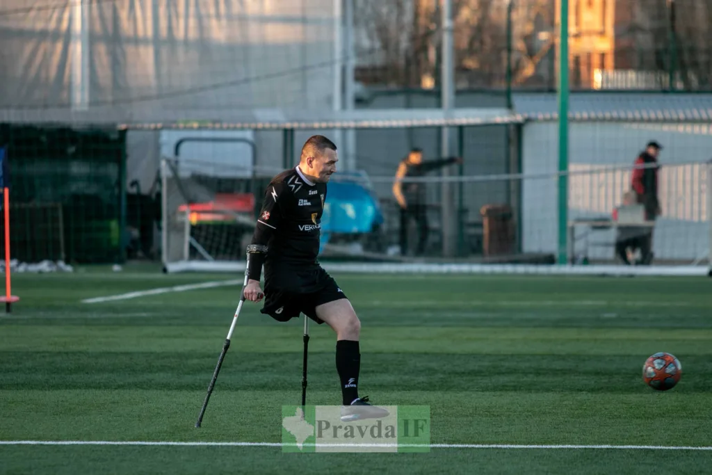 Футболіст з протезом грає на полі