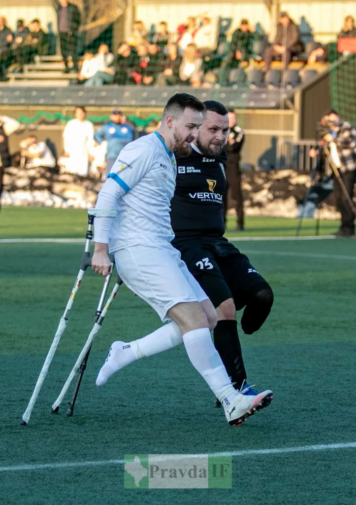 Футболіст на милицях грає у матч на полі