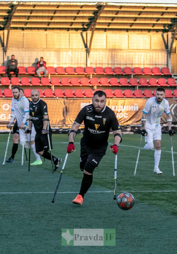 Футболісти з протезами грають у матч на полі