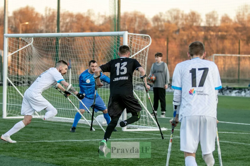 Матч ампфутболу на футбольному полі