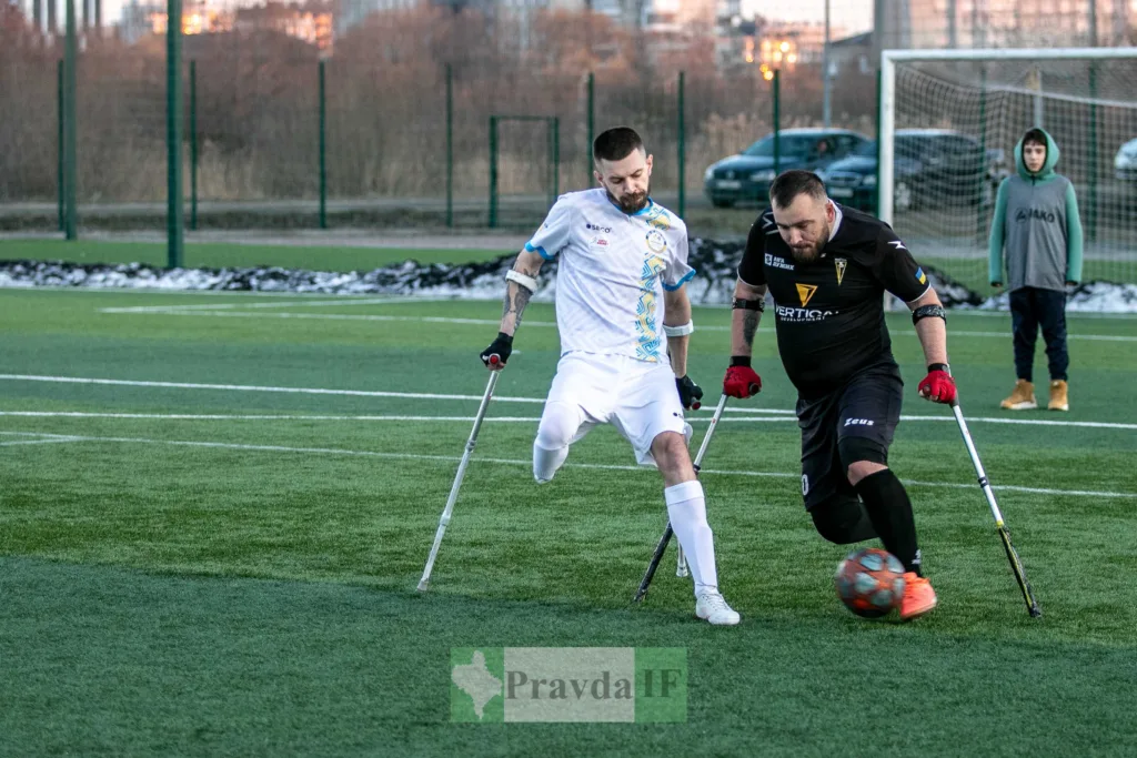 Футболісти з інвалідністю грають матч на полі