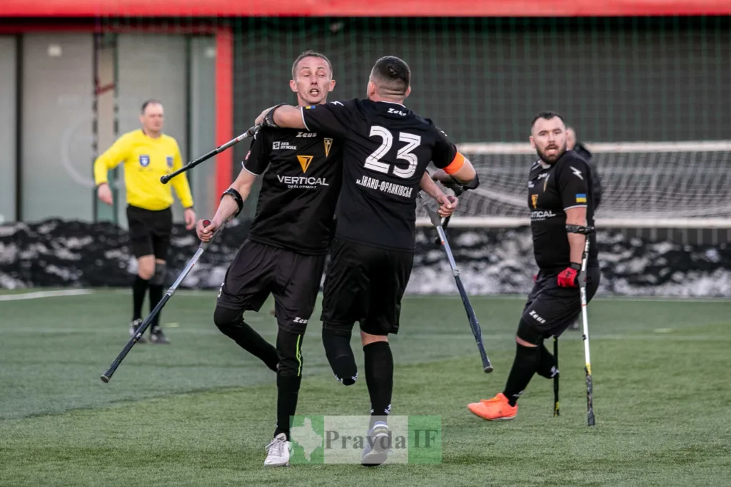 Футболісти з протезами святкують гол на полі