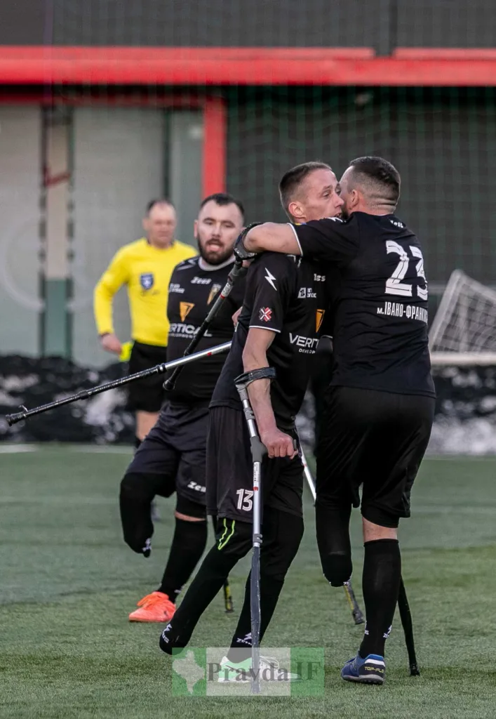 Футболісти з обмеженими можливостями святкують гол на полі