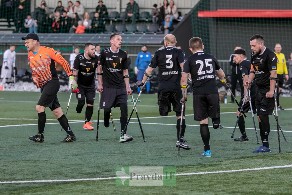 Футбольна команда ампутантів на полі під час матчу