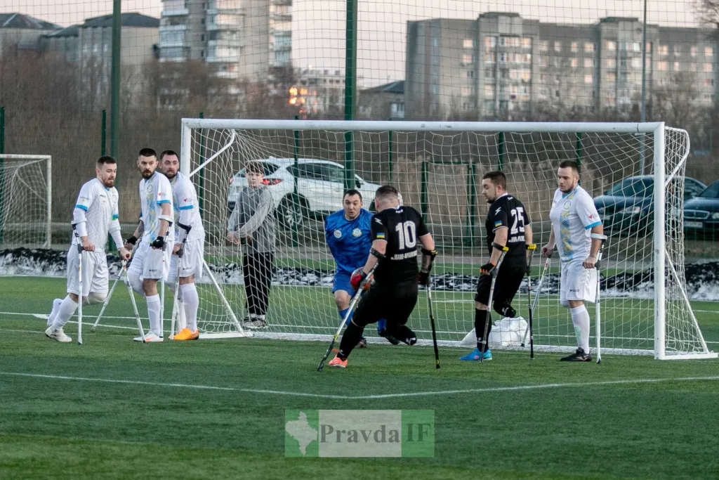 Матч ампфутболу на футбольному полі