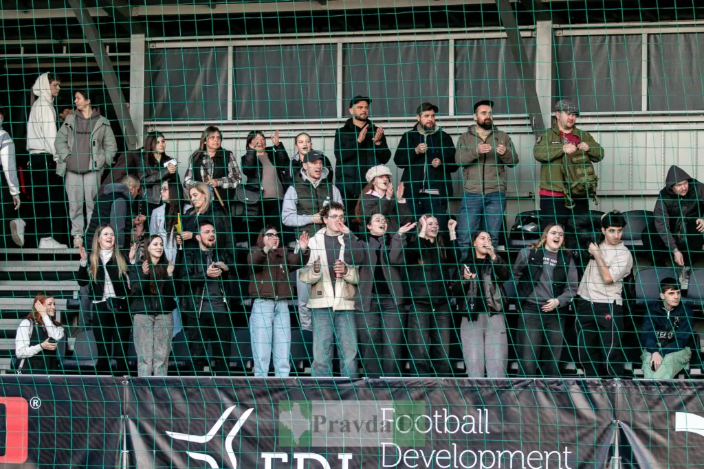 Вболівальники на футбольному матчі на трибуні