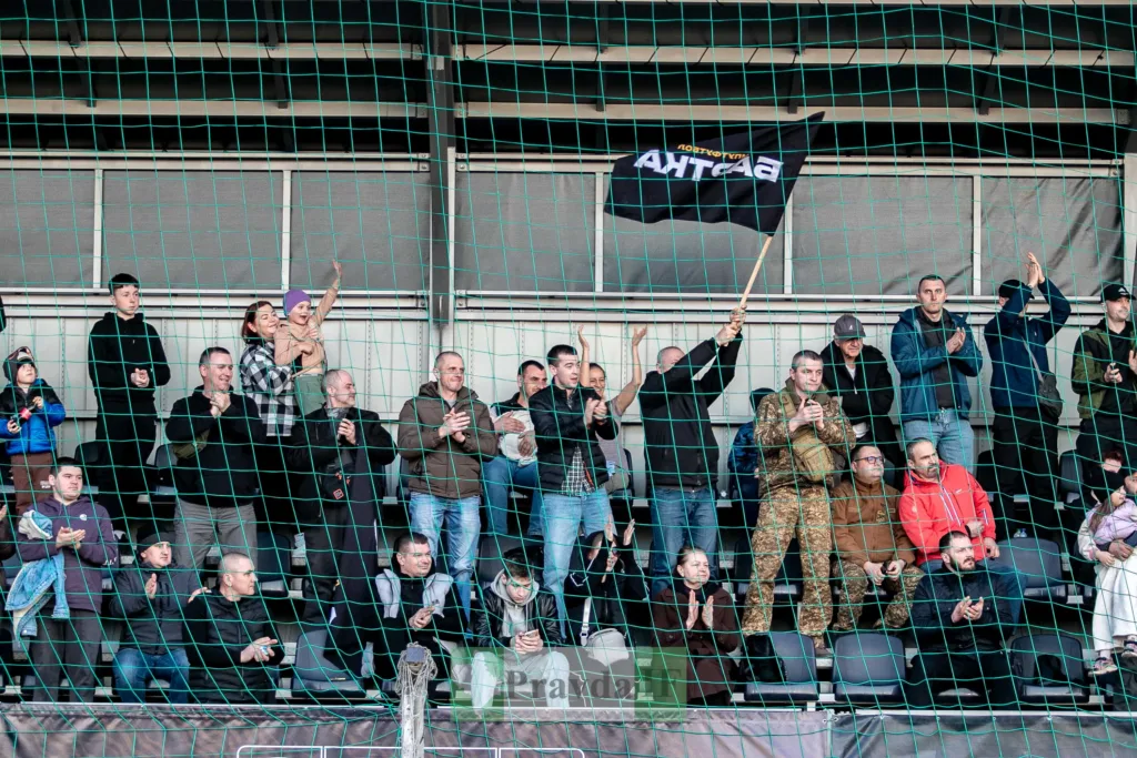 Вболівальники на трибуні з прапором команди