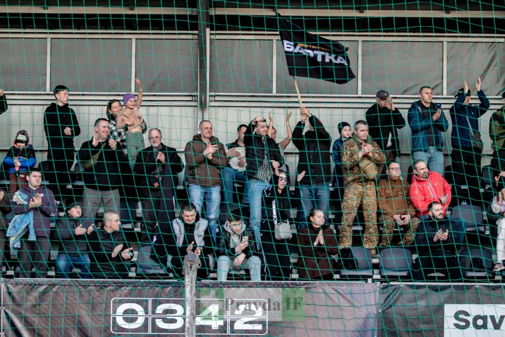 Вболівальники на трибуні з прапором підтримки