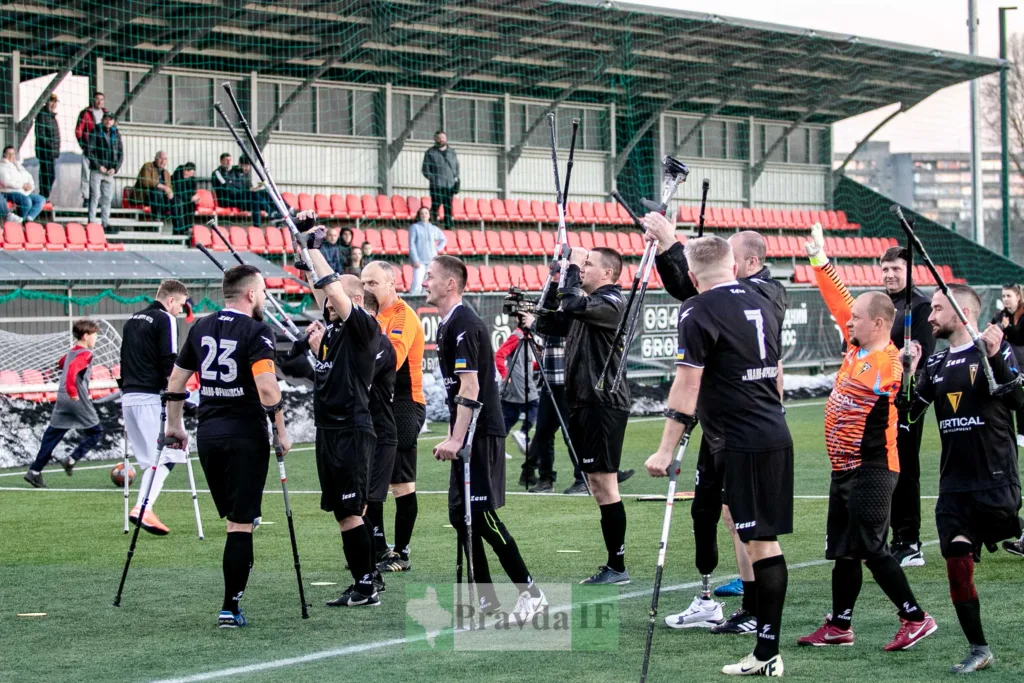 Футболісти з протезами святкують перемогу на полі