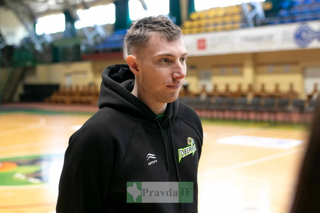 Баскетболіст у спортивній залі Івано-Франківська