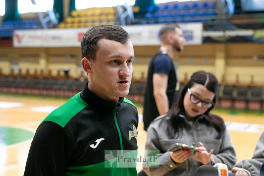 Інтерв'ю тренера баскетбольної команди на арені