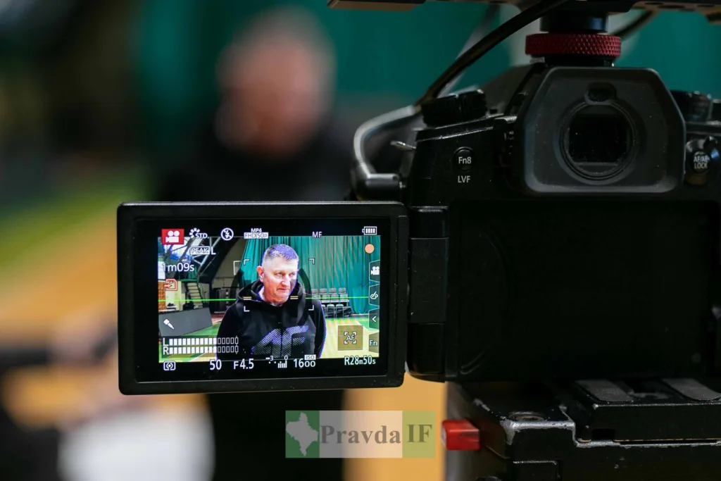 Інтерв'ю чоловіка через об'єктив відеокамери