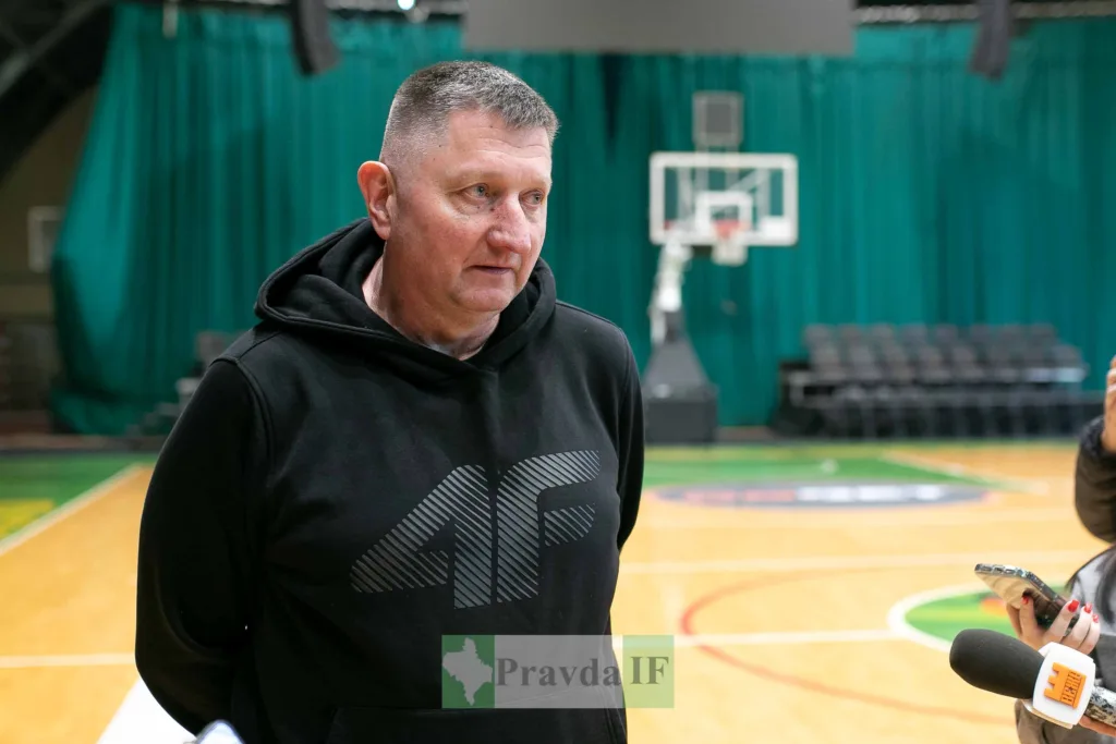 Чоловік на баскетбольному майданчику дає інтерв'ю