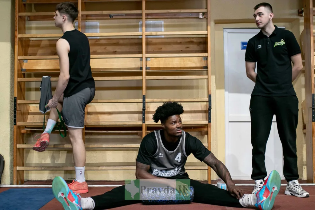 Баскетболісти розминаються перед тренуванням у спортзалі