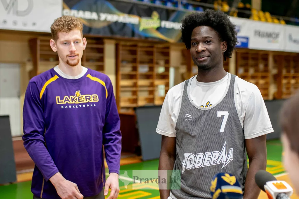 Баскетболісти дають інтерв'ю у спортивному залі