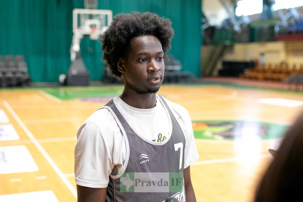 Баскетболіст на тренуванні у спортивному залі