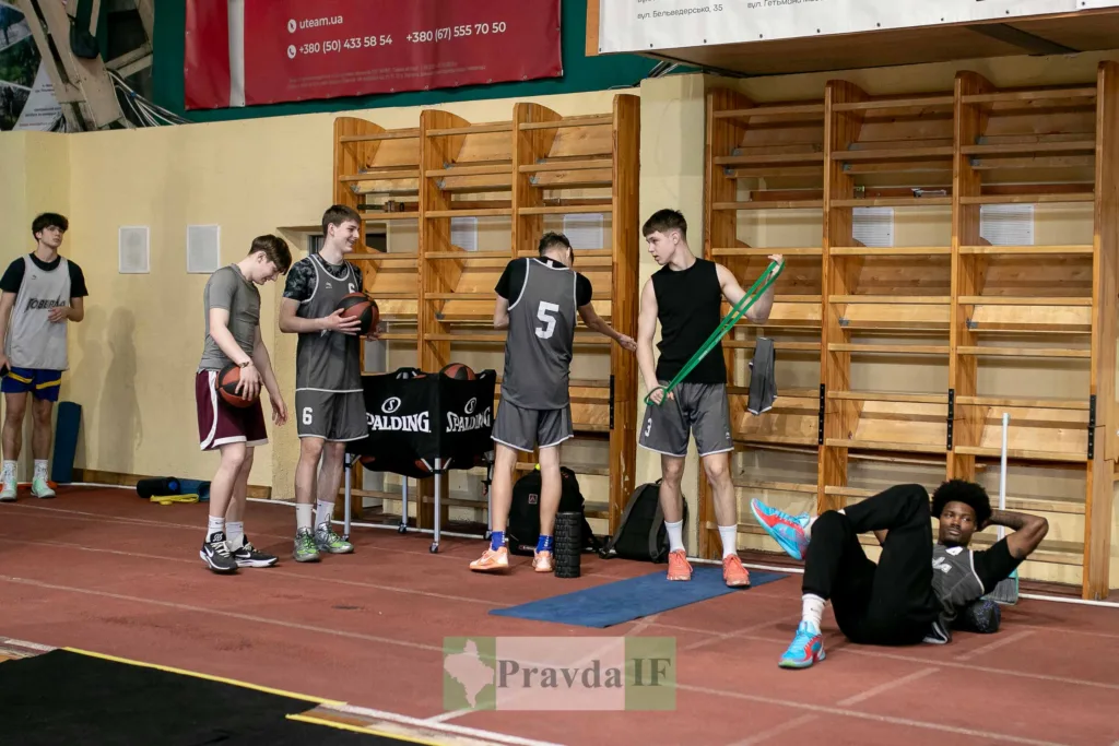Баскетболісти тренуються у спортивному залі