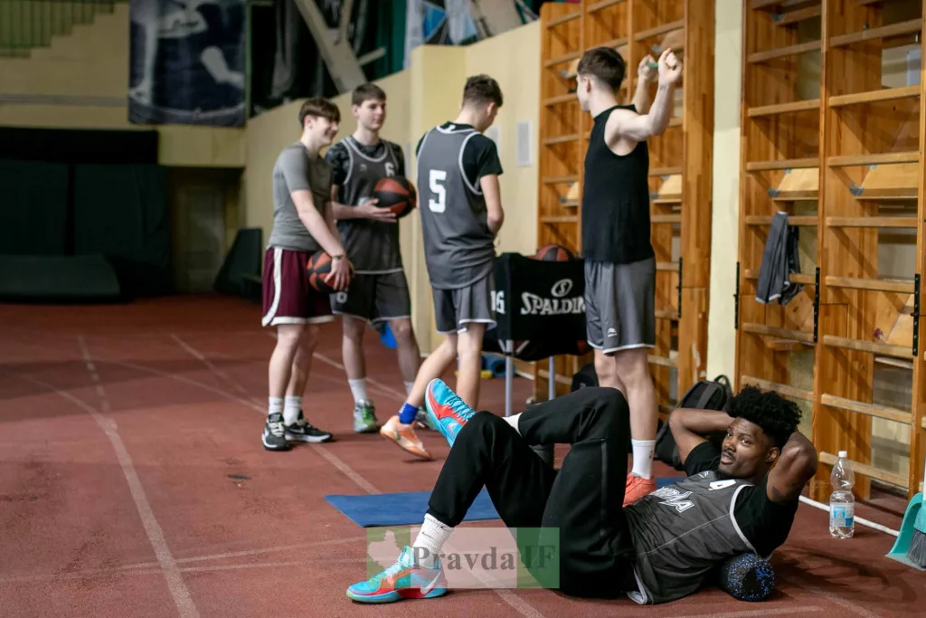 Баскетболісти тренуються в спортивному залі
