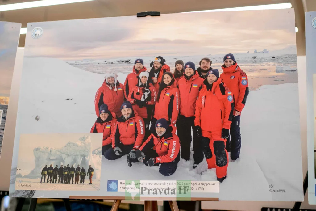 Українська антарктична експедиція в червоних куртках на снігу