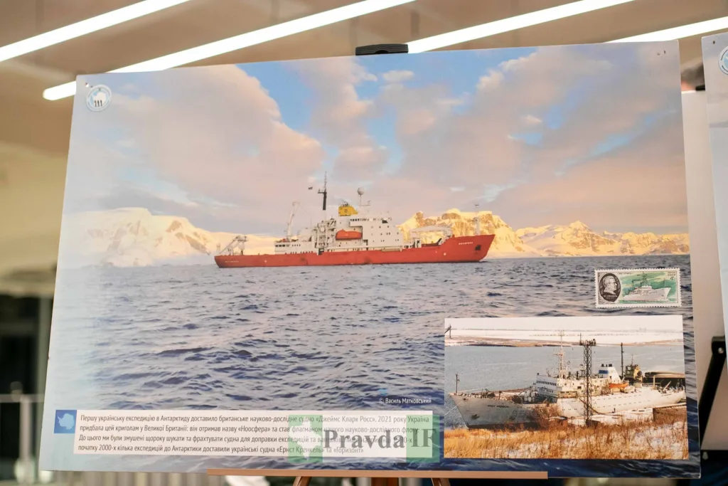 Науково-дослідне судно в Антарктиді серед льодовиків